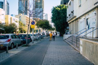 Tel Aviv İsrail 28 Aralık 2020 Tel Aviv ve Coronavirüs salgını sırasında İsrail sokaklarında yürüyen kimliği belirsiz İsrail vatandaşlarının görüntüsü