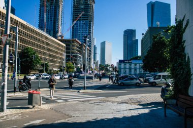 Tel Aviv İsrail 28 Aralık 2020 Tel Aviv ve Coronavirüs salgını sırasında İsrail sokaklarında yürüyen kimliği belirsiz İsrail vatandaşlarının görüntüsü
