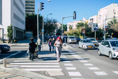Tel Aviv İsrail 28 Aralık 2020 Tel Aviv ve Coronavirüs salgını sırasında İsrail sokaklarında yürüyen kimliği belirsiz İsrail vatandaşlarının görüntüsü