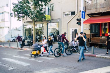 Tel Aviv İsrail 28 Aralık 2020 Tel Aviv ve Coronavirüs salgını sırasında İsrail sokaklarında yürüyen kimliği belirsiz İsrail vatandaşlarının görüntüsü