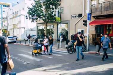 Tel Aviv İsrail 28 Aralık 2020 Tel Aviv ve Coronavirüs salgını sırasında İsrail sokaklarında yürüyen kimliği belirsiz İsrail vatandaşlarının görüntüsü