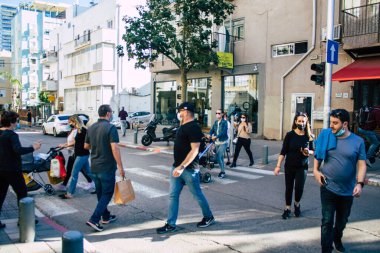 Tel Aviv İsrail 28 Aralık 2020 Tel Aviv ve Coronavirüs salgını sırasında İsrail sokaklarında yürüyen kimliği belirsiz İsrail vatandaşlarının görüntüsü