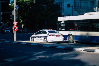 Tel Aviv İsrail 28 Aralık 2020 Coronavirus salgını sırasında Tel Aviv sokaklarında park etmiş geleneksel bir İsrail polis aracının İsrail 'de geniş çaplı bir alanı kapsamasını sağlamak için görüntüsü