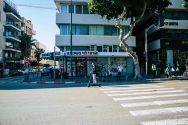 Tel Aviv İsrail 28 Aralık 2020 Kilit altındayken ve Coronavirus salgını İsrail 'i vurduğunda Tel Aviv sokaklarında dolaşan kimliği belirsiz insanların görüntüsü