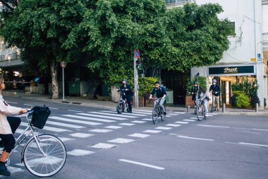 Tel Aviv İsrail 28 Aralık 2020 Kilit altındayken ve Coronavirus salgını İsrail 'i vurduğunda Tel Aviv sokaklarında dolaşan kimliği belirsiz insanların görüntüsü