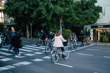 Tel Aviv İsrail 28 Aralık 2020 Kilit altındayken ve Coronavirus salgını İsrail 'i vurduğunda Tel Aviv sokaklarında dolaşan kimliği belirsiz insanların görüntüsü