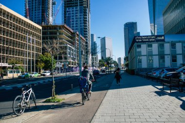 Tel Aviv İsrail 28 Aralık 2020 Kilit altındayken ve Coronavirus salgını İsrail 'i vurduğunda Tel Aviv sokaklarında dolaşan kimliği belirsiz insanların görüntüsü