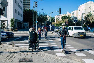 Tel Aviv İsrail 28 Aralık 2020 Kilit altındayken ve Coronavirus salgını İsrail 'i vurduğunda Tel Aviv sokaklarında dolaşan kimliği belirsiz insanların görüntüsü
