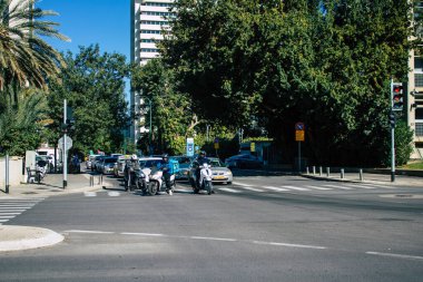 Tel Aviv İsrail 28 Aralık 2020 Kilit altındayken ve Coronavirus salgını İsrail 'i vurduğunda Tel Aviv sokaklarında dolaşan kimliği belirsiz insanların görüntüsü