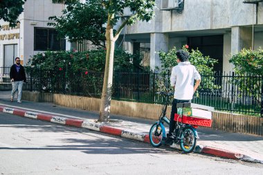 Tel Aviv İsrail 28 Aralık 2020 Kilit altındayken ve Coronavirus salgını İsrail 'i vurduğunda Tel Aviv sokaklarında dolaşan kimliği belirsiz insanların görüntüsü