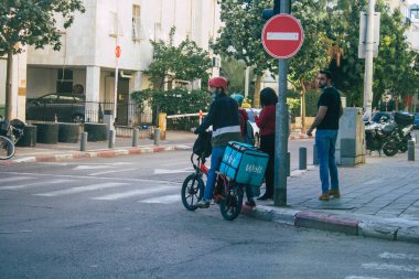 Tel Aviv İsrail 28 Aralık 2020 Kilit altındayken ve Coronavirus salgını İsrail 'i vurduğunda Tel Aviv sokaklarında dolaşan kimliği belirsiz insanların görüntüsü