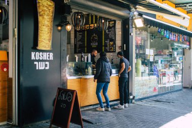 Tel Aviv İsrail 28 Aralık 2020 Tel Aviv ve Coronavirüs salgını sırasında İsrail sokaklarında yürüyen kimliği belirsiz İsrail vatandaşlarının görüntüsü