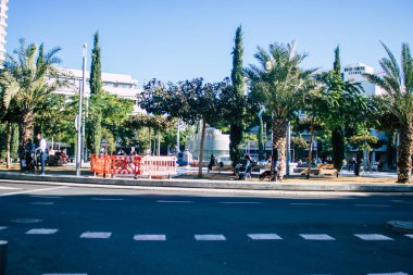 Tel Aviv İsrail 28 Aralık 2020 Tel Aviv ve Coronavirüs salgını sırasında İsrail sokaklarında yürüyen kimliği belirsiz İsrail vatandaşlarının görüntüsü