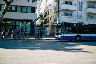 Tel Aviv İsrail 28 Aralık 2020 'de İsrail' deki Coronavirus salgını sırasında otobüs durağında bekleyen yüzü maskeli kimliği belirsiz bir İsrailli 'nin görüntüsü.