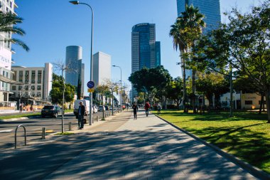Tel Aviv İsrail 28 Aralık 2020 Sarona Mahallesi, eski bir yerleşim yeri, bir Alman Protestan topluluğu ve Ganei Sarona, gökdelenlerin arka planına karşı korunmuş evleri olan bir park