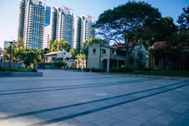 Tel Aviv İsrail 28 Aralık 2020 Sarona Mahallesi, eski bir yerleşim yeri, bir Alman Protestan topluluğu ve Ganei Sarona, gökdelenlerin arka planına karşı korunmuş evleri olan bir park