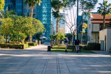 Tel Aviv İsrail 28 Aralık 2020 Sarona Mahallesi, eski bir yerleşim yeri, bir Alman Protestan topluluğu ve Ganei Sarona, gökdelenlerin arka planına karşı korunmuş evleri olan bir park
