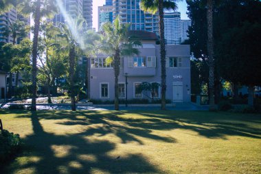 Tel Aviv İsrail 28 Aralık 2020 Sarona Mahallesi, eski bir yerleşim yeri, bir Alman Protestan topluluğu ve Ganei Sarona, gökdelenlerin arka planına karşı korunmuş evleri olan bir park