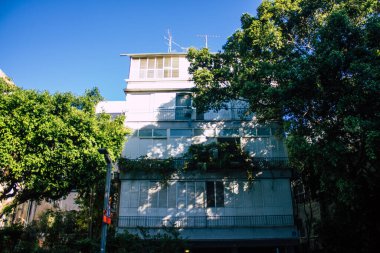 Tel Aviv İsrail 28 Aralık 2020 'de İsrail' deki Coronavirus salgını sırasında Tel Aviv sokaklarında bulunan modern bir binanın cephesine baktı.