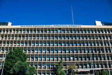 Tel Aviv İsrail 28 Aralık 2020 'de İsrail' deki Coronavirus salgını sırasında Tel Aviv sokaklarında bulunan modern bir binanın cephesine baktı.