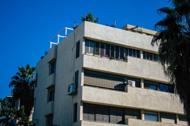 Tel Aviv İsrail 28 Aralık 2020 'de İsrail' deki Coronavirus salgını sırasında Tel Aviv sokaklarında bulunan modern bir binanın cephesine baktı.