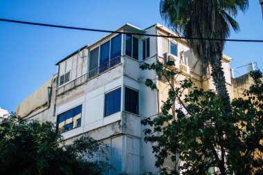 Tel Aviv İsrail 28 Aralık 2020 'de İsrail' deki Coronavirus salgını sırasında Tel Aviv sokaklarında bulunan modern bir binanın cephesine baktı.