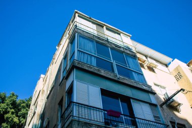 Tel Aviv İsrail 28 Aralık 2020 'de İsrail' deki Coronavirus salgını sırasında Tel Aviv sokaklarında bulunan modern bir binanın cephesine baktı.