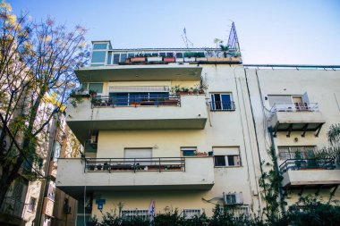 Tel Aviv İsrail 28 Aralık 2020 'de İsrail' deki Coronavirus salgını sırasında Tel Aviv sokaklarında bulunan modern bir binanın cephesine baktı.