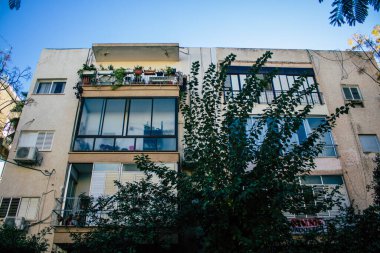 Tel Aviv İsrail 28 Aralık 2020 'de İsrail' deki Coronavirus salgını sırasında Tel Aviv sokaklarında bulunan modern bir binanın cephesine baktı.