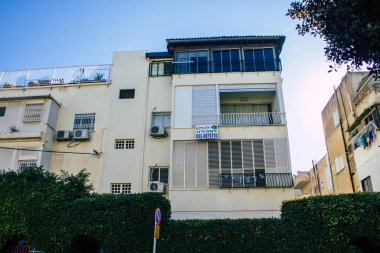 Tel Aviv İsrail 28 Aralık 2020 'de İsrail' deki Coronavirus salgını sırasında Tel Aviv sokaklarında bulunan modern bir binanın cephesine baktı.