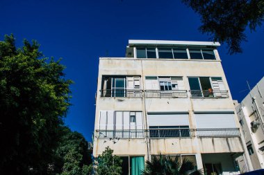 Tel Aviv İsrail 28 Aralık 2020 'de İsrail' deki Coronavirus salgını sırasında Tel Aviv sokaklarında bulunan modern bir binanın cephesine baktı.