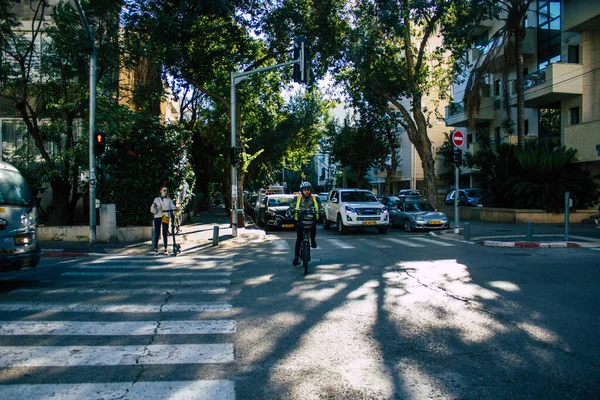 Tel Aviv İsrail 28 Aralık 2020 Kilit altındayken ve Coronavirus salgını İsrail 'i vurduğunda Tel Aviv sokaklarında dolaşan kimliği belirsiz insanların görüntüsü