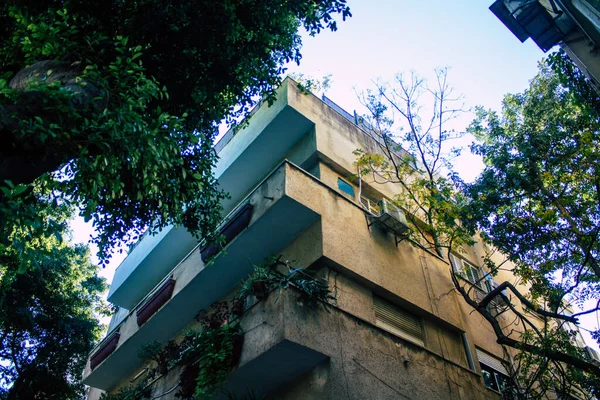 Tel Aviv İsrail 28 Aralık 2020 'de İsrail' deki Coronavirus salgını sırasında Tel Aviv sokaklarında bulunan modern bir binanın cephesine baktı.