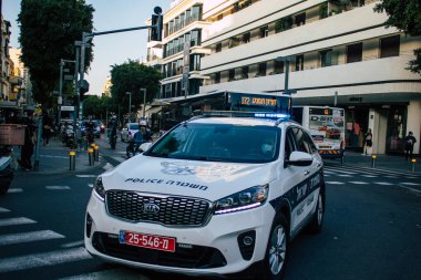 Tel Aviv İsrail 31 Aralık 2020 'de İsrail' deki Coronavirus salgını sırasında Tel Aviv sokaklarından geçen geleneksel bir İsrail polis aracının görüntüsü
