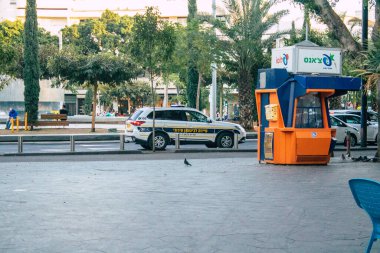 Tel Aviv İsrail 31 Aralık 2020 'de İsrail' deki Coronavirus salgını sırasında Tel Aviv sokaklarından geçen geleneksel bir İsrail polis aracının görüntüsü