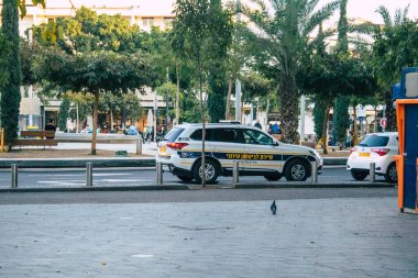 Tel Aviv İsrail 31 Aralık 2020 'de İsrail' deki Coronavirus salgını sırasında Tel Aviv sokaklarından geçen geleneksel bir İsrail polis aracının görüntüsü