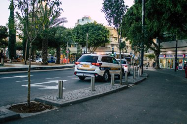 Tel Aviv İsrail 31 Aralık 2020 'de İsrail' deki Coronavirus salgını sırasında Tel Aviv sokaklarından geçen geleneksel bir İsrail polis aracının görüntüsü