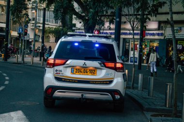 Tel Aviv İsrail 31 Aralık 2020 'de İsrail' deki Coronavirus salgını sırasında Tel Aviv sokaklarından geçen geleneksel bir İsrail polis aracının görüntüsü