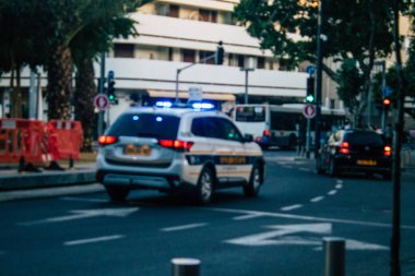 Tel Aviv İsrail 31 Aralık 2020 'de İsrail' deki Coronavirus salgını sırasında Tel Aviv sokaklarından geçen geleneksel bir İsrail polis aracının görüntüsü