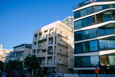 Tel Aviv İsrail 1 Ocak 2021 'de İsrail' deki Coronavirus salgını sırasında Tel Aviv sokaklarında bulunan modern bir binanın ön cephesine baktı.