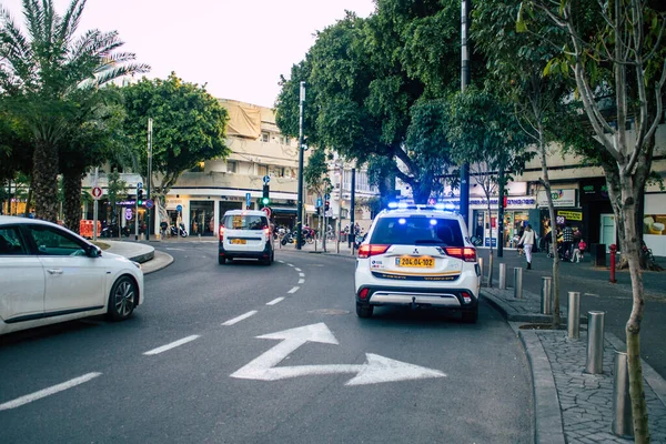Tel Aviv İsrail 31 Aralık 2020 'de İsrail' deki Coronavirus salgını sırasında Tel Aviv sokaklarından geçen geleneksel bir İsrail polis aracının görüntüsü