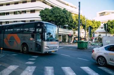 Tel Aviv İsrail 31 Aralık 2020 İsrail 'de Coronavirus salgını ve tecrit sırasında Tel Aviv sokaklarından geçen bir İsrail halk otobüsünün görüntüsü