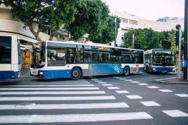 Tel Aviv İsrail 31 Aralık 2020 İsrail 'de Coronavirus salgını ve tecrit sırasında Tel Aviv sokaklarından geçen bir İsrail halk otobüsünün görüntüsü