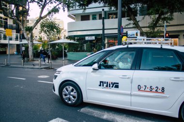 Tel Aviv İsrail 31 Aralık 2020 'de İsrail' deki Coronavirus salgını ve tecrit sırasında Tel Aviv sokaklarından geçen geleneksel bir İsrail taksisinin görüntüsü