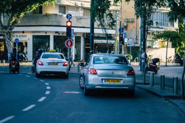 Tel Aviv İsrail 31 Aralık 2020 Coronavirus salgını sırasında Tel Aviv sokaklarındaki şehir trafiğini gösteriyor.