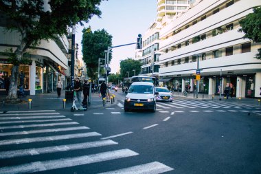 Tel Aviv İsrail 31 Aralık 2020 Coronavirus salgını sırasında Tel Aviv sokaklarındaki şehir trafiğini gösteriyor.
