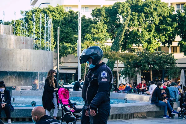 Tel Aviv İsrail 31 Aralık 2020 Coronavirus salgını sırasında Tel Aviv sokaklarında İsrail 'de geniş çaplı bir koruma alanı oluşturan geleneksel bir İsrailli polis memurunun görüntüsü