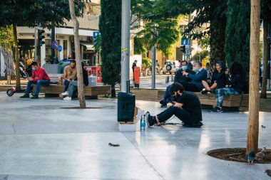 Tel Aviv İsrail 31 Aralık 2020 'de Tel Aviv' de Coronavirus salgınının İsrail 'i vurmasına rağmen ikonik bir halk meydanı olan Dizengoff Sirki' nde kimliği belirsiz İsrail halkının görüntüsü