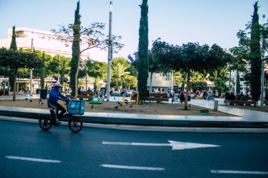 Tel Aviv İsrail 31 Aralık 2020 Kilit altındayken ve Coronavirus salgını İsrail 'i vurduğunda Tel Aviv sokaklarında dolaşan kimliği belirsiz insanların görüntüsü