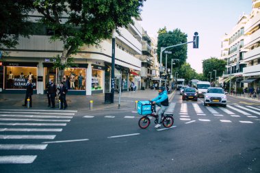 Tel Aviv İsrail 31 Aralık 2020 Kilit altındayken ve Coronavirus salgını İsrail 'i vurduğunda Tel Aviv sokaklarında dolaşan kimliği belirsiz insanların görüntüsü